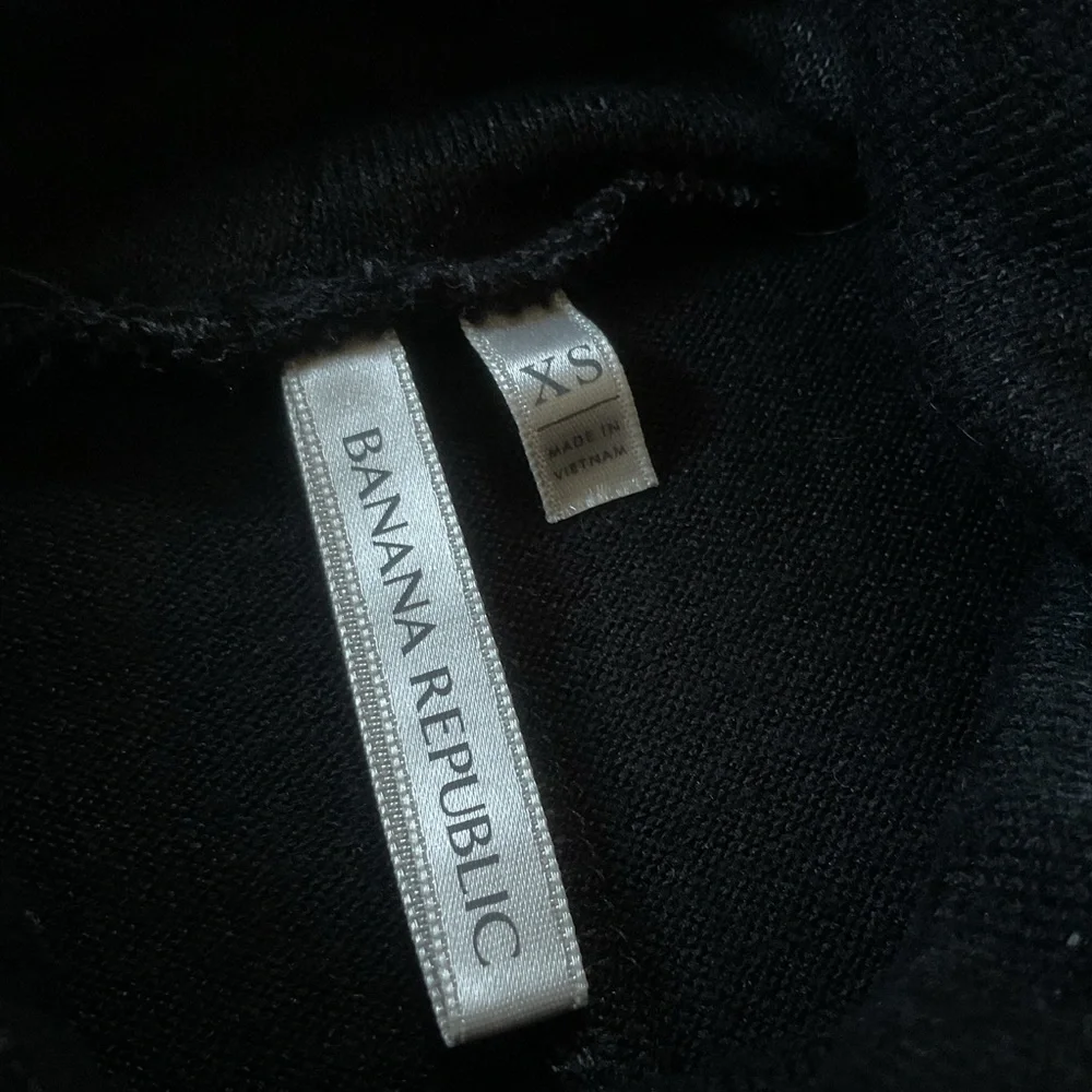Banana Republic Black Turtleneck XS Lightweight Stretch Layering Top Chic Basic